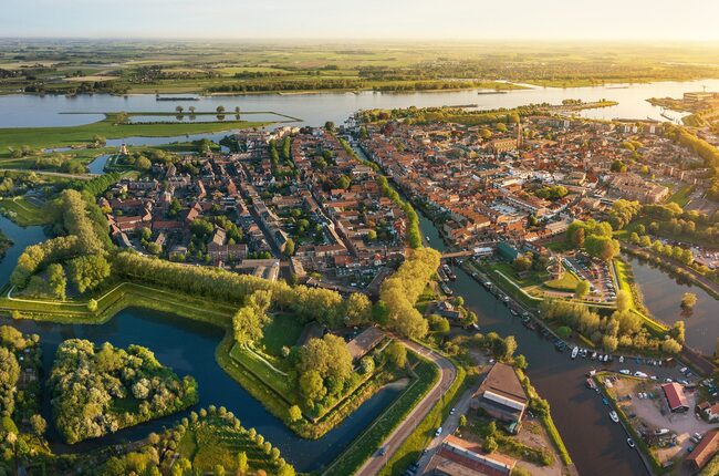 luchtfoto - vesting - linge - zon - Ministerie van Beeld
